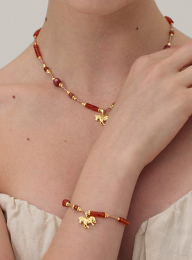 红玛瑙彩宝小福马吊坠串珠手链