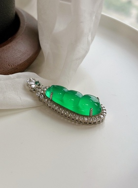 高冰翡翠色阳绿玉髓福豆吊坠