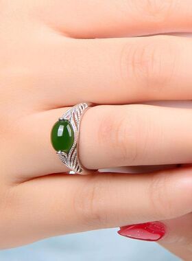和田色碧玉戒指女款绿宝石