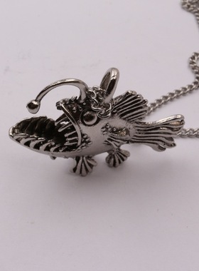 2025年新款灯笼鱼项链欧美风格街头嘻哈复古男士不锈钢鱼吊坠设计