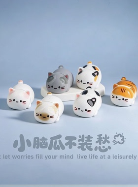 立体趴趴小猫摆件萌粒桌面稳定情绪电脑工位公仔车载中控台装饰品