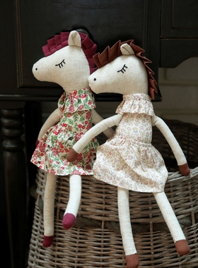 可爱的小马布艺公仔娃娃碎花裙子