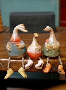 乡村一家三口陶瓷吊脚鸭