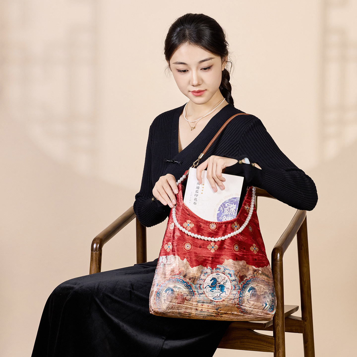 爱奇葩原创珍珠链丝绒手提包单肩包敦煌神骏马年文创新中式包包,淘宝优惠券,粉丝福利购,淘宝优惠卷