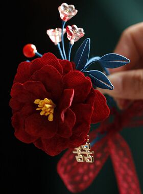 布绒蓝色蝴蝶红色山茶花