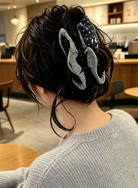 藏蓝色碎花小熊鲨鱼夹