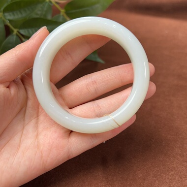 和田玉暖白老料正装油膏手镯，58.3×17.3×10、91g