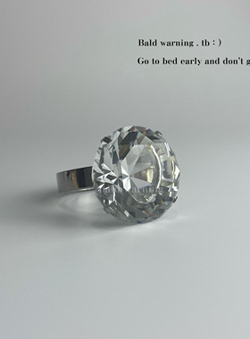 无聊了 看看鸽子蛋大小的钻石 玻璃钻戒创意求婚情人节送女友礼物