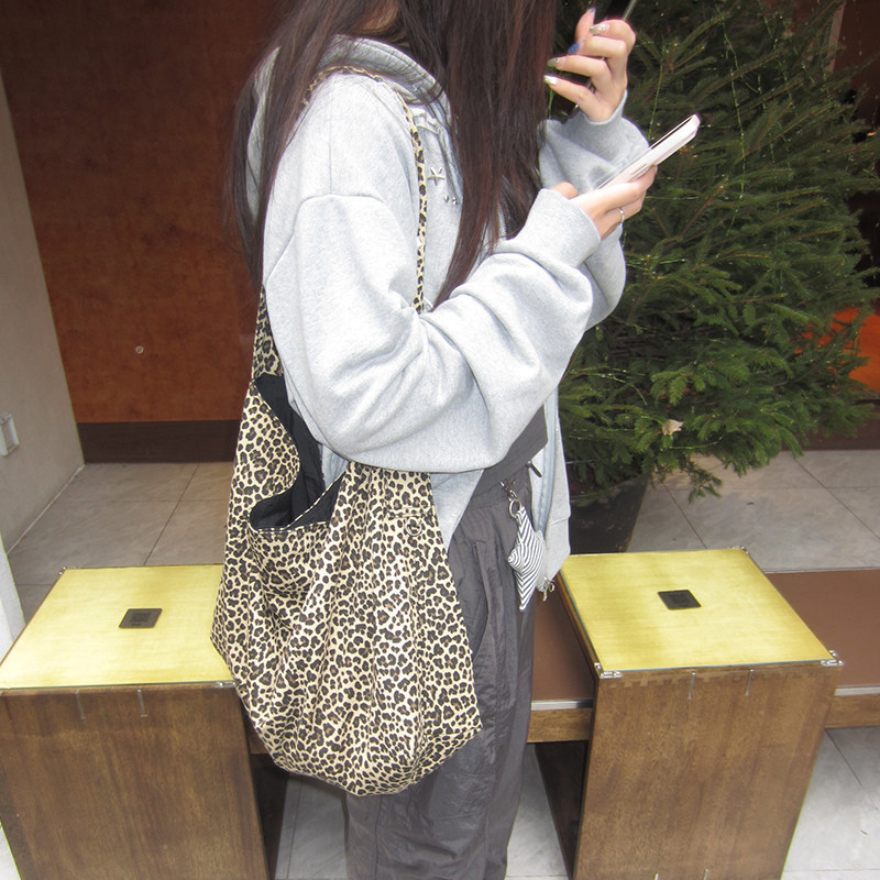 Unique blue豹纹单肩包女慵懒松弛感大容量大学生手提爱心配小包,淘宝优惠券,粉丝福利购,淘宝优惠卷