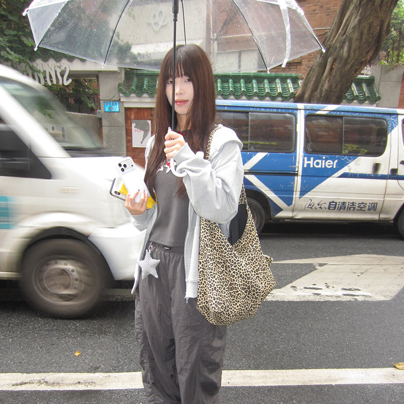 Unique blue豹纹单肩包女慵懒松弛感大容量大学生手提爱心配小包,淘宝优惠券,粉丝福利购,淘宝优惠卷