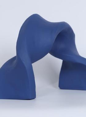 现代简约白色黑色蓝色几何扭转不规则摆件样板房售楼处软装饰品飘