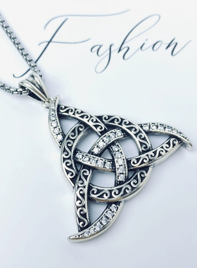 原创设计重工三角项链男女轻奢小众高级感吊坠嘻哈冷淡风衣服配饰