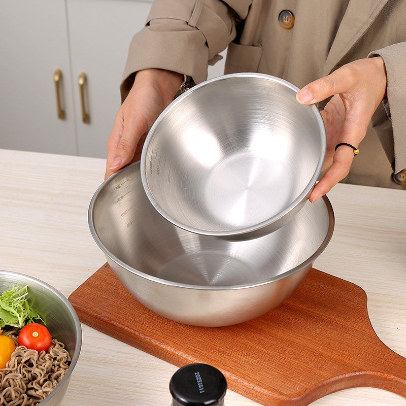 韩式家用刻度加厚不锈钢水果沙拉碗大号打蛋和面料理店拌饭冷面碗 - 图3