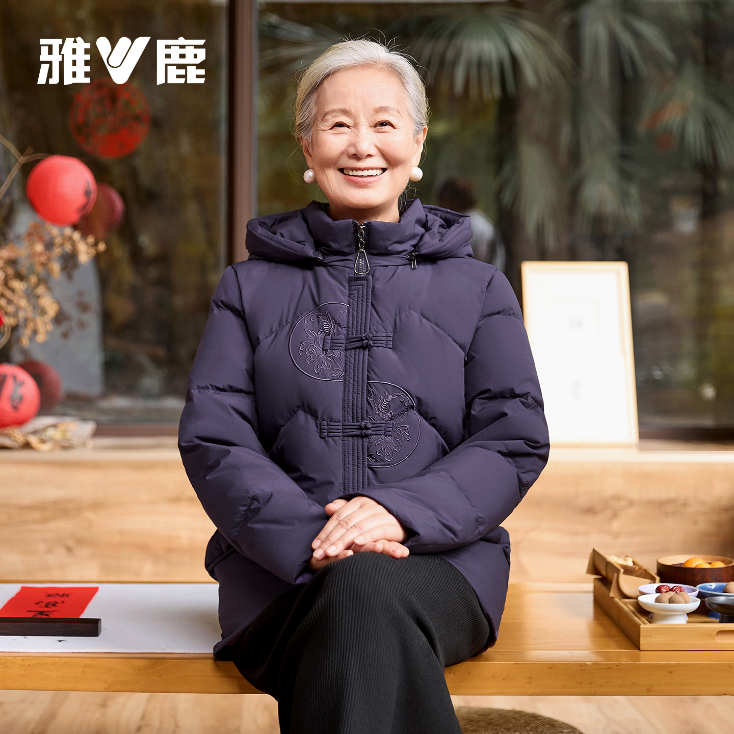 雅鹿奶奶羽绒服冬装2025新款中国风刺绣中老年短款连帽保暖外套女