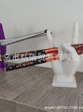 2024跨境新款搞怪鼓手挂创意搞笑中指树脂鼓手支架