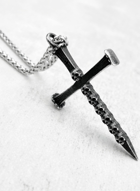 暗黑风哥特骷髅头钉子十字架吊坠原创小众嘻哈男个性钛钢复古项链