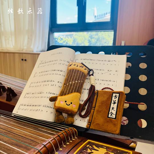 Niedliche Guzheng-Plüschtier-Volksmusik-Anhängerpuppe
