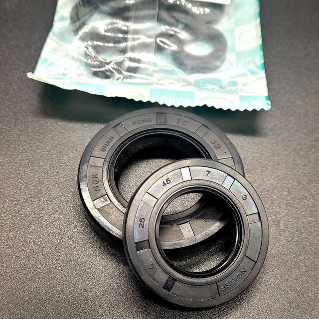 Imported skeleton oil seal NQK denqing rubber