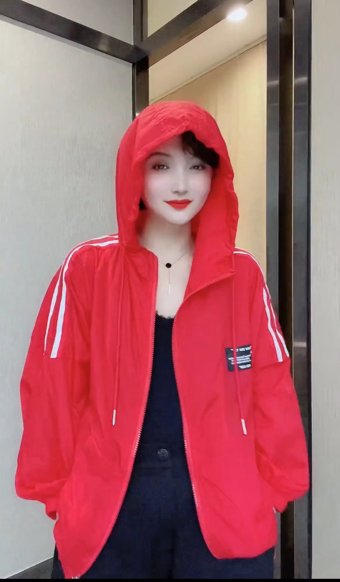 欧洲站大红色长袖防晒衣女宽松贴标拉链短外套潮牌减龄百搭冲锋衣 - 图0