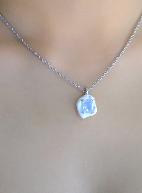 MARSEVEN白色抱方宝石的幽灵项链