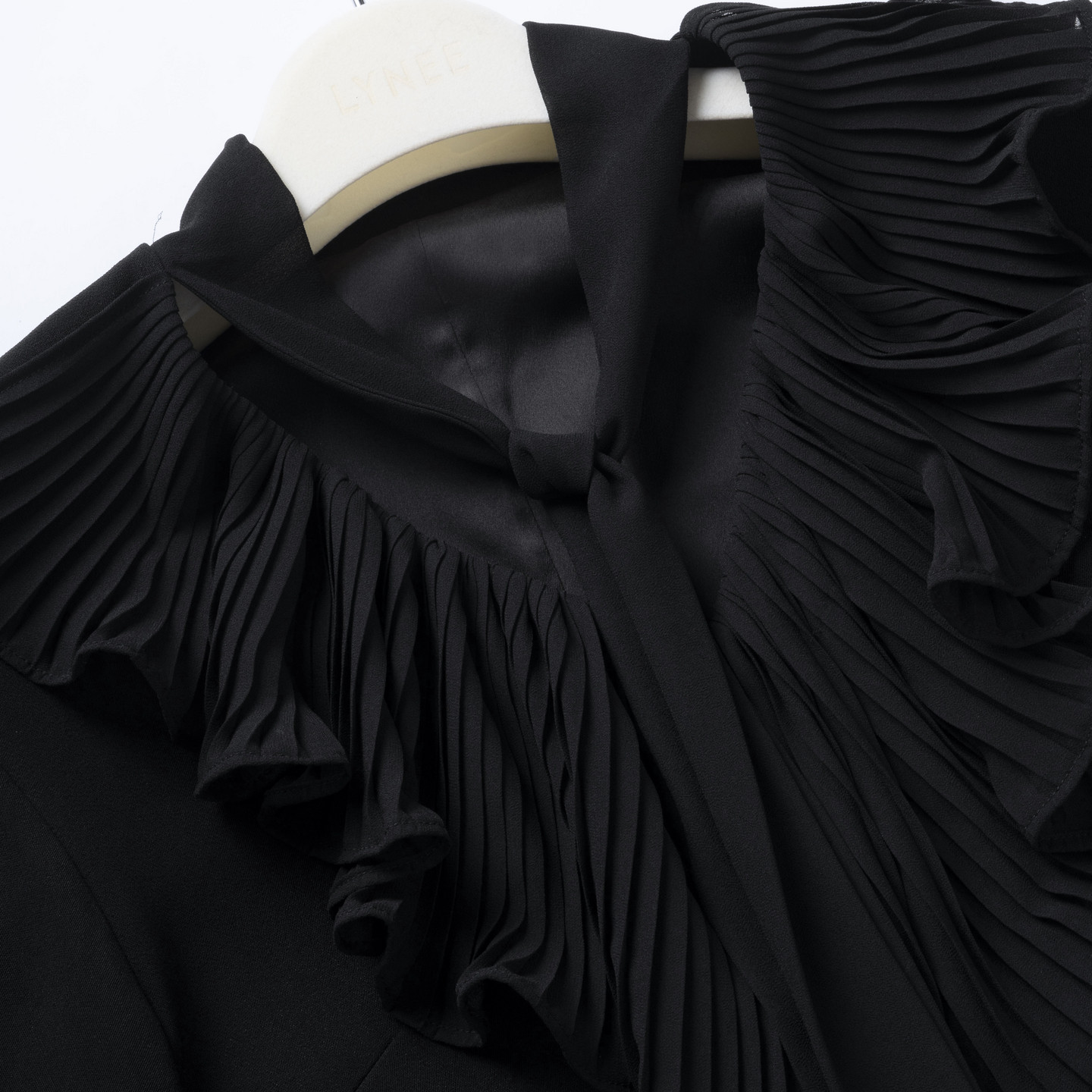 LYNEE【维纳斯】醋纤羊毛混纺 细褶荡领拼接连衣裙 百搭小黑裙,淘宝优惠券,粉丝福利购,淘宝优惠卷