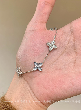 清冷感灰蓝色四叶草仿贝母手链