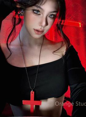 哥特风木质红色十字架项链