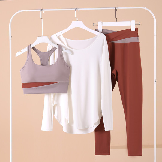 Le même costume de yoga nu Pilates de Zhou Weitong