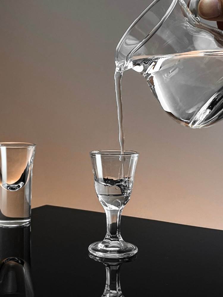 玻璃白酒杯家用白酒套装分酒器小号二一两10ml口杯子弹杯钢化酒盅