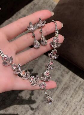 超闪粉色水滴锆石花朵吊坠项链女轻奢设计感晚礼服锁骨链耳环套装