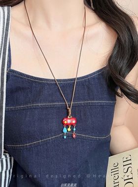 多巴胺可爱苹果吊坠项链女款2025新款彩色编织配饰长款挂脖毛衣链