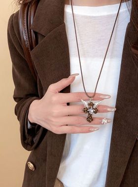 「遇见饰品MEET」咖色植绒十字架项链长款小众设计毛衣链配饰女