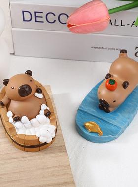 新款卡皮巴拉支架办公桌书桌小摆件卡通公仔生日礼物厂家直销