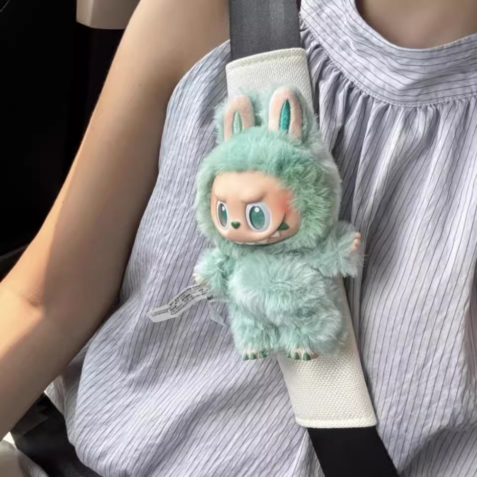 汽车安全带护肩labubu娃衣123代套装公仔玩偶车内装饰创意防勒脖 - 图0