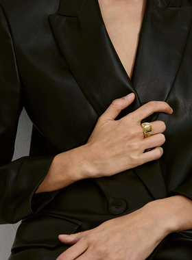 ASCENDER金色多层切割方块戒指