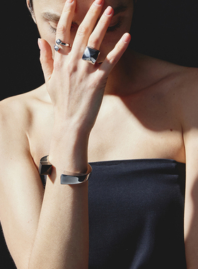 ASCENDER几何梯形环绕戒指