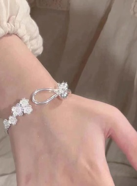 梅花铃铛中式手镯甜美灵动亮面