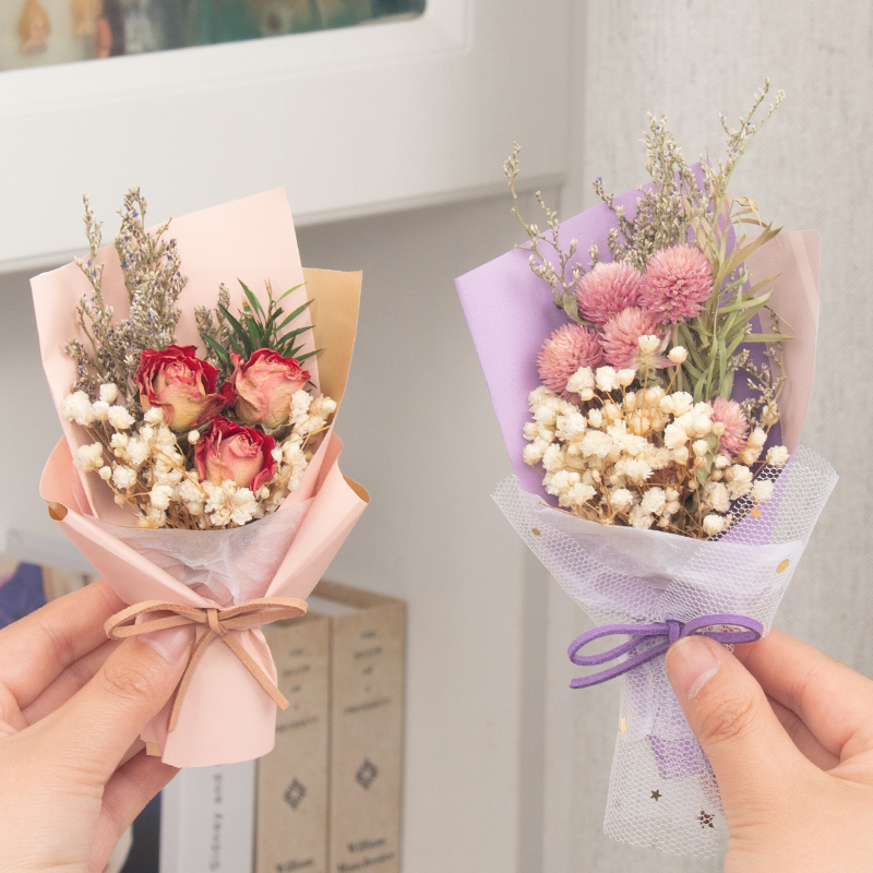 迷你小花束黄玫瑰花永生干花mini送女生日礼物满天星口袋毕业纪念