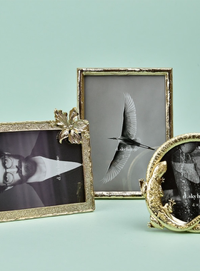 现代轻奢卧室金属人物相框