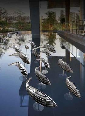 不锈钢镜面小鱼雕塑售楼处公园房地产水景摆件园林户外水池艺术