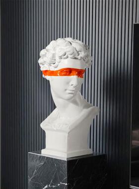 现代大卫人像雕塑玻璃钢抽象人物摆件克莱因蓝坐姿兔子样板房饰品