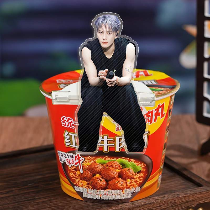 新款王嘉尔创意亚克力坐姿泡面盖可爱高颜值桌面摆件送朋友泡面,淘宝优惠券,粉丝福利购,淘宝优惠卷