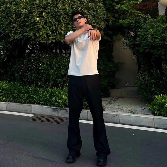 Большой размер 300Jin Jin соответствует весу 0,5 кг. Чёрная футболка с короткими рукавами.