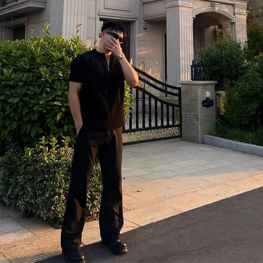 Большой размер 300Jin Jin соответствует весу 0,5 кг. Чёрная футболка с короткими рукавами.