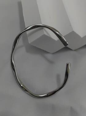 小时候被牛追过!细 跟店子里外观是一样的 亮面女士百搭手镯手环