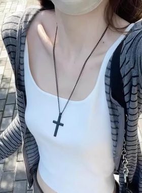 简约百搭光面黑色十字架项链暗黑系甜酷风情人节礼物春夏小众个性