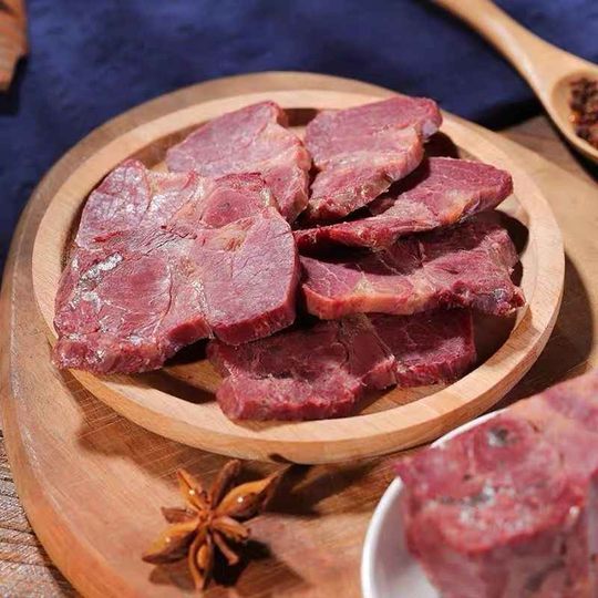 Пряное мясо ослика 2Цзинджин равно 0,5 кг. Готовая к употреблению вакуумная упаковка с вином, овощами и соусом. Ослиное мясо в пряностях 200г