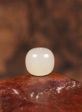 新疆和田玉籽料红沁皮老型珠手串