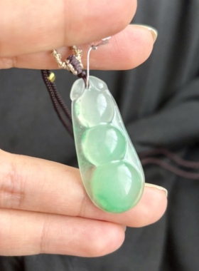 天然独龙玉非洲翠四季豆吊坠翡翠色福豆飘花高冰新中式项链送女友