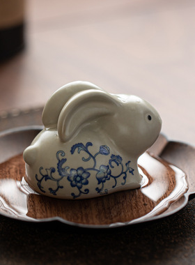 创意青花瓷兔子摆件家居装饰品现代客厅陶瓷茶宠茶玩家用茶道配件